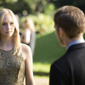 Candice Accola e Joseph Morgan in una scena dell'episodio My Brother's Keeper della serie TV The Vampire Diaries