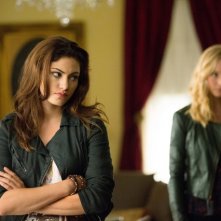 Candice Accola e Phoebe Tonkin in una scena dell'episodio The Killer della quarta stagione della serie TV The Vampire Diaries