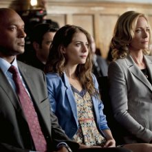 Colin Salmon, Willa Holland e Susanna Thompson in una scena dell'episodio Damaged della prima stagione della serie Arrow