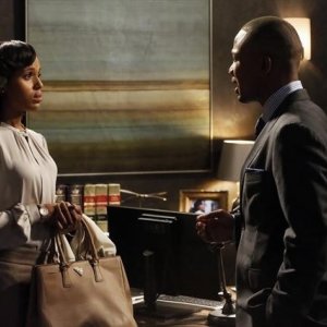 Columbus Short e Kerry Washington in una scena dell'episodio Spies Like Us della seconda stagione di Scandal