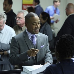 Columbus Short in una scena dell'episodio Hunting Season della seconda stagione di Scandal
