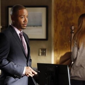Columbus Short in una scena dell'episodio Spies Like Us della seconda stagione di Scandal