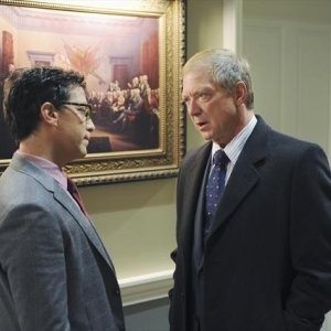 Dan Bucatinsky e Jeff Perry in una scena dell'episodio All Roads Lead to Fitz della seconda stagione di Scandal