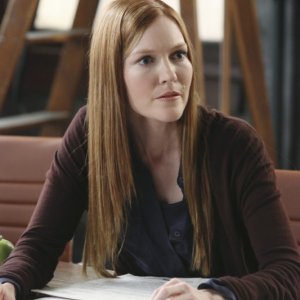 Darby Stanchfield in una scena dell'episodio White Hat's Off della seconda stagione di Scandal