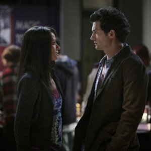 David Alpay e Kat Graham in una scena dell'episodio We All Go a Little Mad Sometimes della serie TV The Vampire Diaries