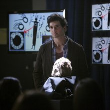 David Alpay in una scena dell'episodio We All Go a Little Mad Sometimes della serie TV The Vampire Diaries