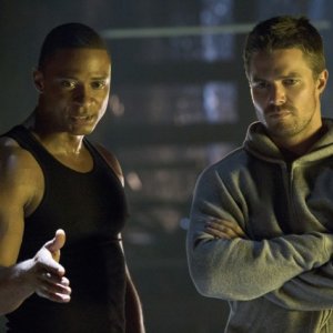 David Ramsey e Stephen Amell in una scena dell'episodio Legacies della prima stagione di Arrow