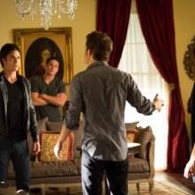 Ian Somerhalder, Michael Trevino, Paul Wesley e Nina Dobrev in una scena dell'episodio The Killer della quarta stagione di The Vampire Diaries