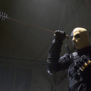 Jeffrey Robinson in una scena dell'episodio Damaged della prima stagione della serie Arrow
