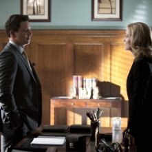 John Barrowman e Susanna Thompson in una scena dell'episodio Damaged della prima stagione della serie Arrow