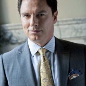 John Barrowman in un'immagine promozionale dell'episodio Damaged della prima stagione di Arrow