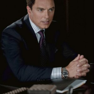John Barrowman in una scena dell'episodio Damaged della prima stagione della serie Arrow