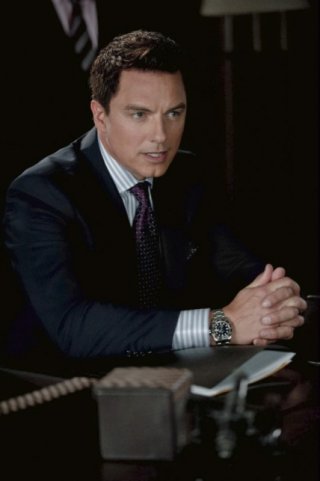 John Barrowman in una scena dell'episodio Damaged della prima stagione della serie Arrow