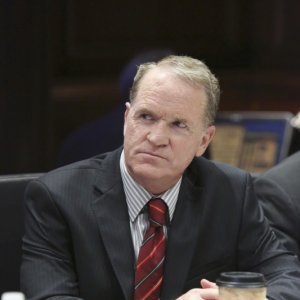 Josh Clark in una scena dell'episodio The Other Woman della seconda stagione di Scandal