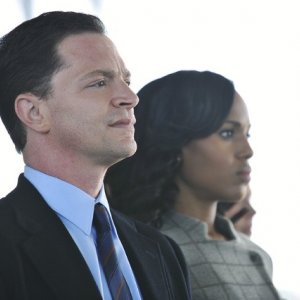 Joshua Malina e Kerry Washington in una scena dell'episodio Crash and Burn della prima stagione di Scandal