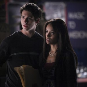 Kat Graham e Steven R. McQueen in una scena dell'episodio We All Go a Little Mad Sometimes della serie TV The Vampire Diaries