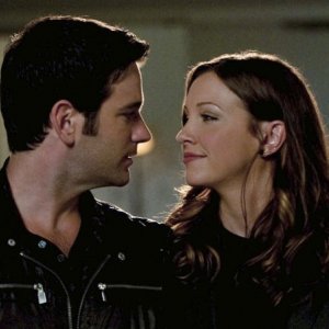 Katie Cassidy e Colin Donnell in una scena promozionale dell'episodio Damaged della prima stagione della serie Arrow