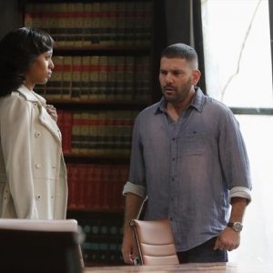 Kerry Washington e Guillermo Diaz in una scena dell'episodio Spies Like Us della seconda stagione di Scandal