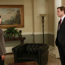 Kerry Washington e Tony Goldwin in una scena dell'episodio Beltway Unbuckled della seconda stagione di Scandal