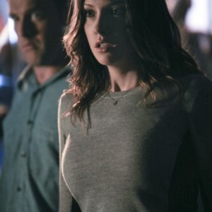 Lane Edwards e Katie Cassidy in una scena dell'episodio An Innocent Man della prima stagione di Arrow