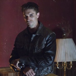 Michael Rowe in una scena dell'episodio Lone Gunmen della prima stagione di Arrow
