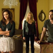 Michael Trevino, Candice Accola e Phoebe Tonkin in una scena dell'episodio The Killer della quarta stagione di The Vampire Diaries