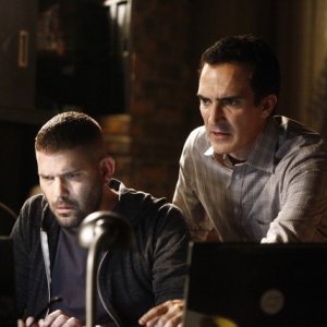 Patrick Fischler e Guillermo Diaz in una scena dell'episodio Hunting Season della seconda stagione di Scandal