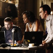 Patrick Fischler. Kerry Washington e Guillermo Diaz in una scena dell'episodio Hunting Season della seconda stagione di Scandal