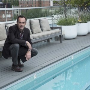 Paul Blackthorne in una scena dell'episodio Lone Gunmen della serie televisiva Arrow