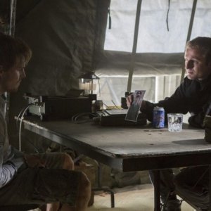 Sebastian Dunn e Stephen Amell in una scena dell'episodio Damaged della prima stagione di Arrow