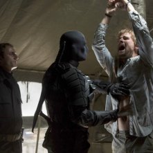 Sebastian Dunn Jeffrey Robinson E Stephen Amell In Una Foto Promozionale Dell Episodio Damaged Della 257591