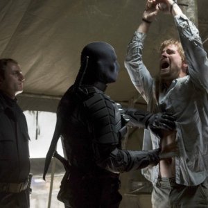 Sebastian Dunn, Jeffrey Robinson e Stephen Amell in una scena dell'episodio Damaged della prima stagione di Arrow