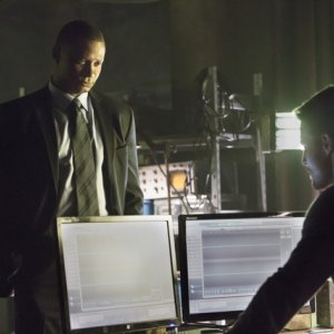 Stephen Amell con David Ramsey in una scena dell'episodio Legacies della prima stagione della serie Arrow