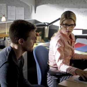 Stephen Amell con Emily Richards in una scena dell'episodio Lone Gunmen della serie Arrow, prima stagione