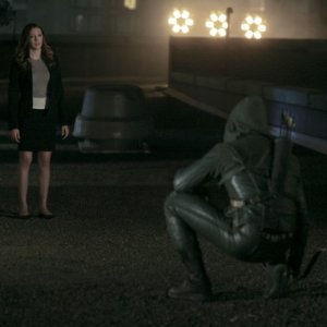 Stephen Amell con Katie Cassidy in una scena dell'episodio An Innocent Man della prima stagione di Arrow