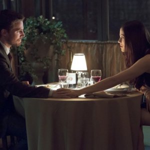 Stephen Amell con Jessica De Gouw in una scena dell'episodio Muse of Fire della prima stagione di Arrow