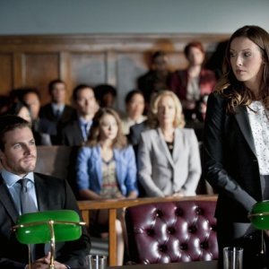 Stephen Amell con Katie Cassidy in una scena dell'episodio Damaged della prima stagione della serie Arrow