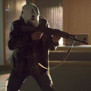 Kyle Schmid in una scena dell'episodio Legacies della prima stagione di Arrow