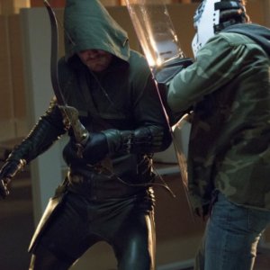 Stephen Amell e Kyle Schmid in una scena dell'episodio Legacies della prima stagione di Arrow