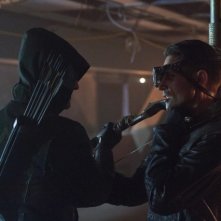 Stephen Amell E Michael Rowe In Una Foto Promozionale Per L Episodio Lone Gunmen Della Prima Stagion 257615