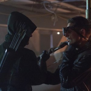Stephen Amell con Michael Rowe in una scena per l'episodio Lone Gunmen della prima stagione della serie Arrow