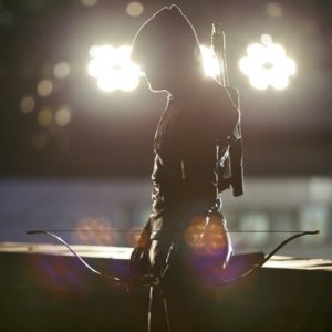 Stephen Amell in una scena dell'episodio An Innocent Man della prima stagione di Arrow