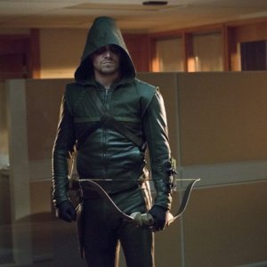 Stephen Amell in una scena dell'episodio Legacies della prima stagione di Arrow