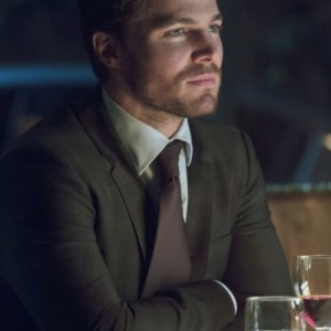 Stephen Amell in una scena per l'episodio Muse of Fire della prima stagione della serie TV Arrow
