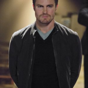 Stephen Amell in una scena dell'episodio Muse of Fire della prima stagione di Arrow