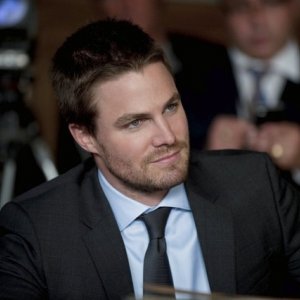 Stephen Amell in una scena dell'episodio Damaged della prima stagione della serie TV Arrow
