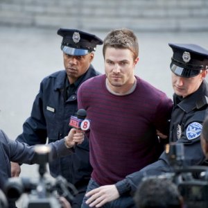 Stephen Amell in una scena dell'episodio Damaged della prima stagione della serie Arrow