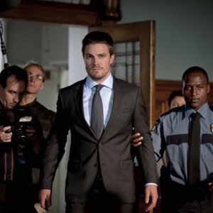 Stephen Amell in una scena dell'episodio Damaged della prima stagione di Arrow