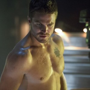Stephen Amell in un momento dell'episodio Legacies della prima stagione di Arrow