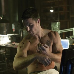 Stephen Amell in una scena dell'episodio Lone Gunmen della prima stagione della serie TV Arrow